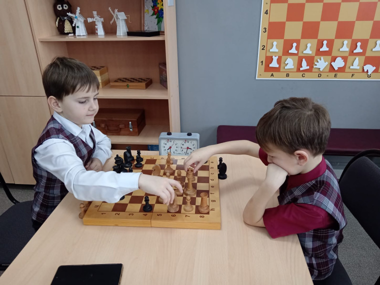 Учащиеся начальной школы совершенствуют свои навыки  в шахматах.