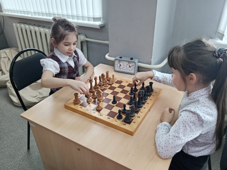 Учащиеся начальной школы совершенствуют свои навыки  в шахматах.